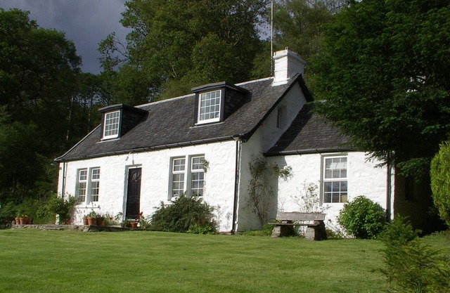 Dubh Loch Cottage on the banks of Loch Lomond. Large garden. EV charging point