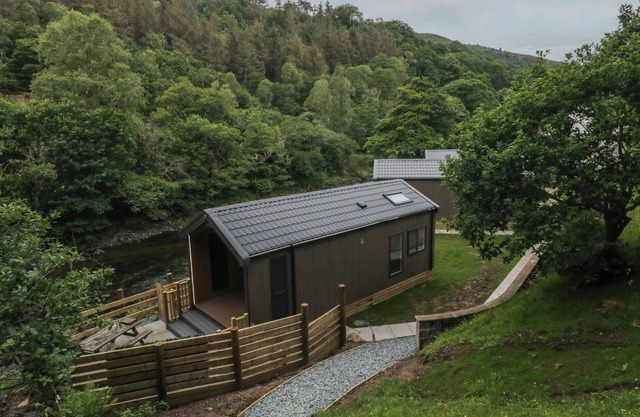 DUBS LUXURY FAMILY POD, pet friendly, with hot tub in Keswick