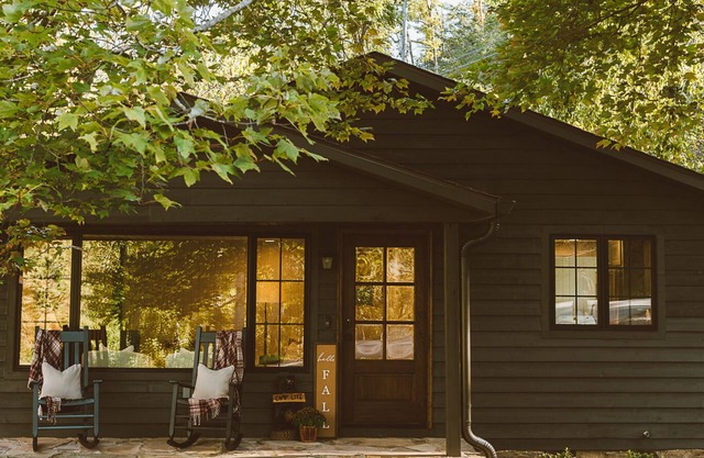 Dudley Creek Cottage; cozy little cottage. Hot tub + fire pit + arcade!