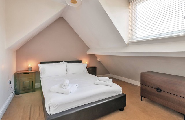 Duffield Road - Picturesque 1bed Apt. on the edge of River with shower over bath