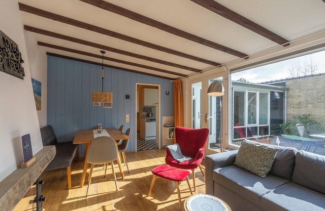 Duinland 135, een Gezellige Vakantiebungalow in Sint Maartenszee met een Groene Tuin met Veel Privacy