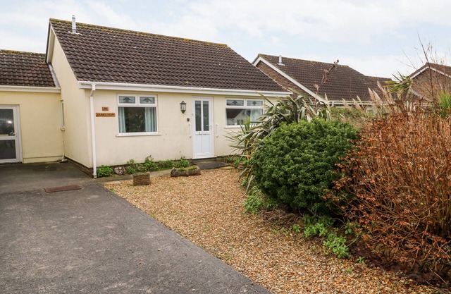 DUNES VIEW, pet friendly, character holiday cottage in Cubert