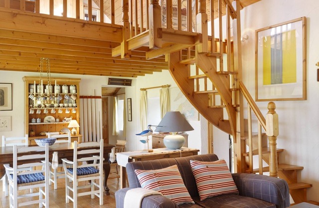 Dunmanus Pier Cottage. Seaside, own garden, sea access, child & pet-friendly