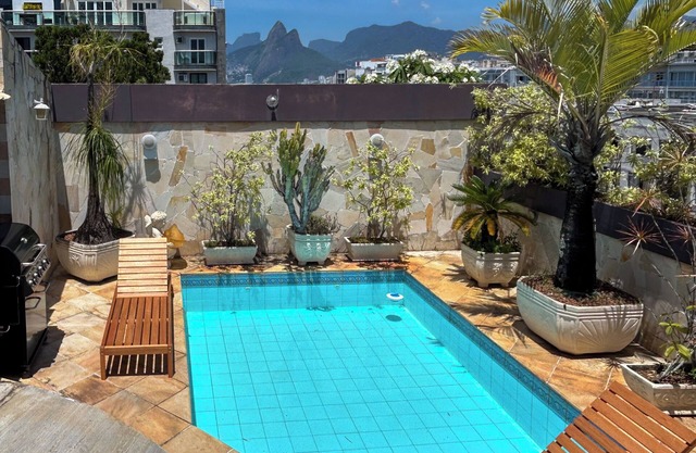 Duplex Penthouse w/pool and house staff in Ipanema