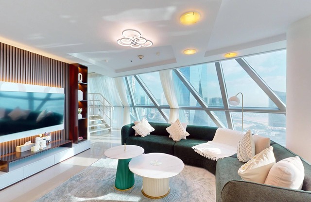 Duplex 2-bedroom apartment with its unparalleled retail, entertainment