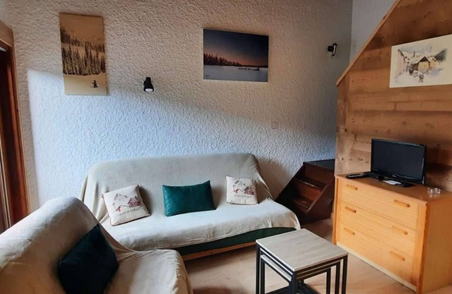 Duplex 2 BR, Sleeps 6 - Steps to Lift, Quiet Area, Garage, Forest Views
