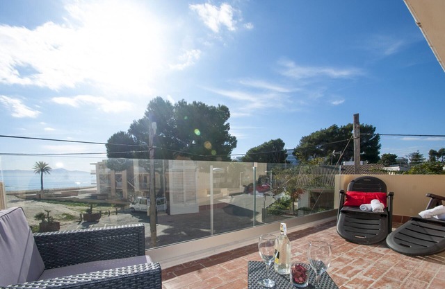 Duplex Apartment with WIFI, AC and garden in front of the beach, Port d'Alcudia.