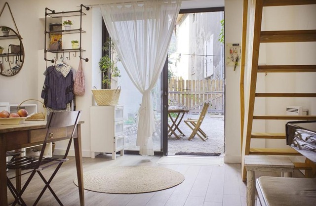 Duplex dans village avec jardin