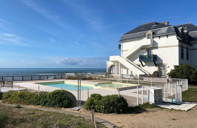 Duplex in Batz-sur-Mer with pool, near beach, 6 people