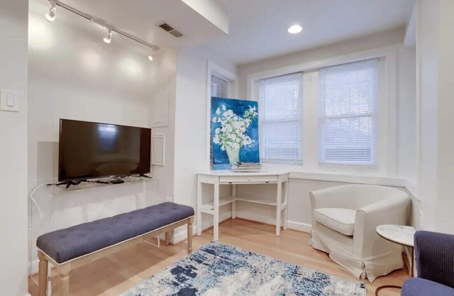 Dupont: Pet-friendly+Metro+42"Roku+Desk+FAST Wi-Fi