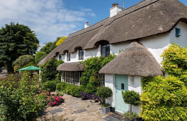 Dusky Cottage - a thatched cottage that sleeps 8 guests in 4 bedrooms