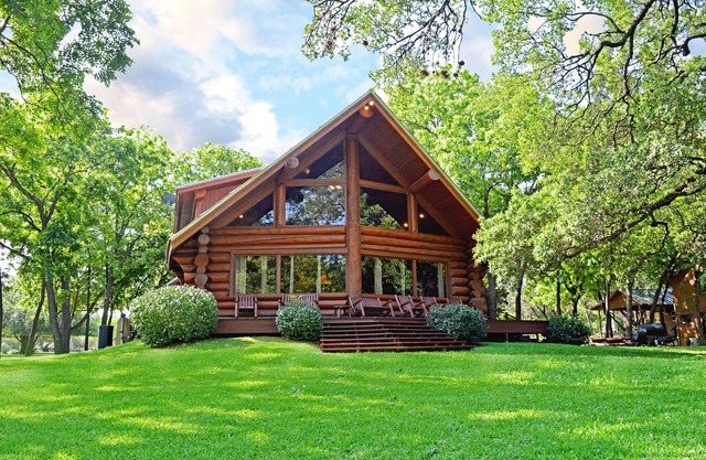 Dustin: Your Charming Lakeside Getaway Awaits!