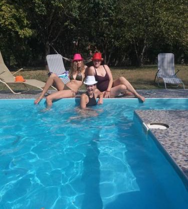 Dve kuce pored jezera
