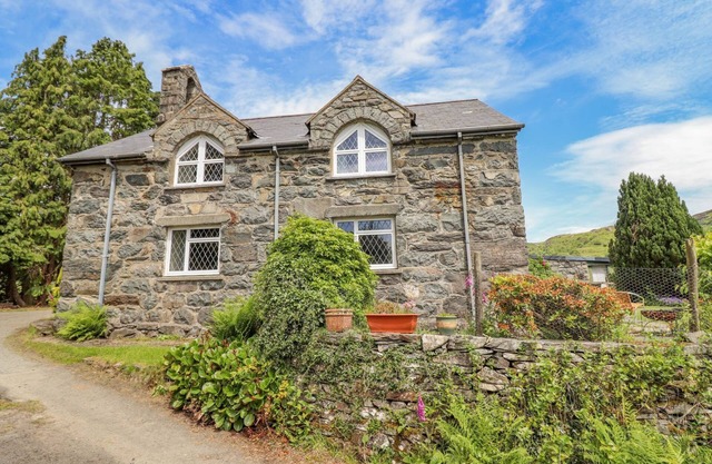 DWYNANT, pet friendly, character holiday cottage in Dolgellau