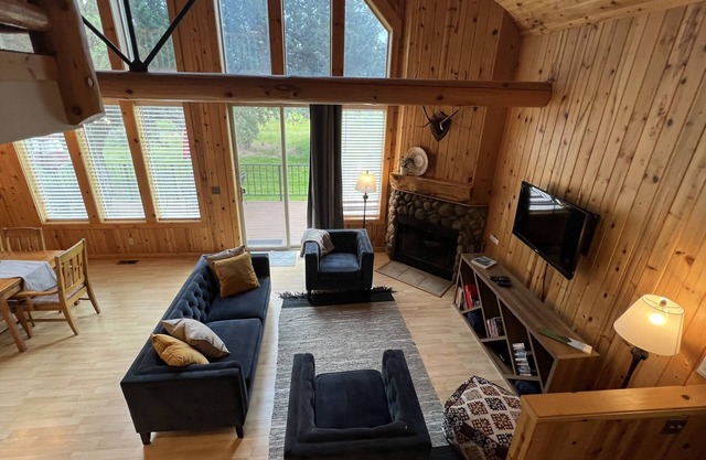 EAGLE CREST CHALET - ON GOLF COURSE WITH PRIVATE HOT TUB AND EV CHARGING!
