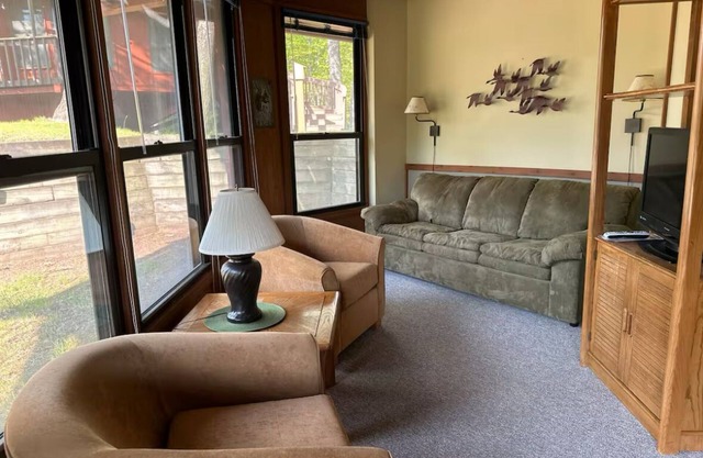 Eagle River Oak Tree House - Charming 2-bedroom house - Sleeps 6