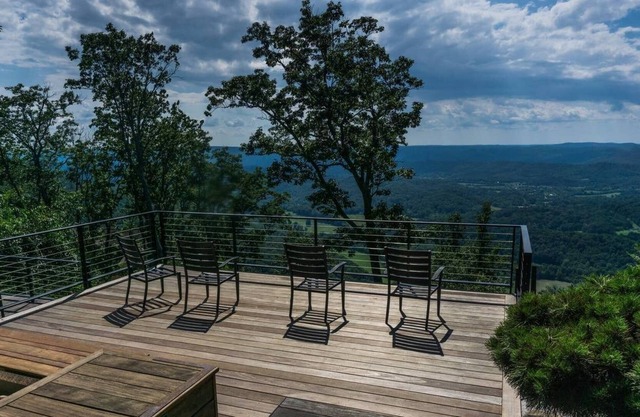 Eagle's Rock with a Bluff View!