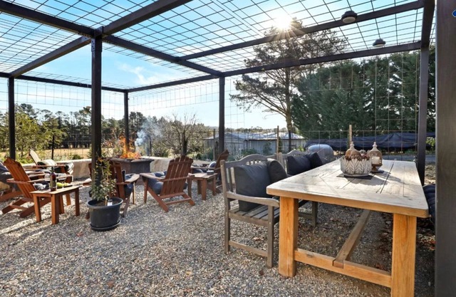 Ealu Farm - unwind in comfort with amazing rural views, outdoor entertaining & nearby wineries