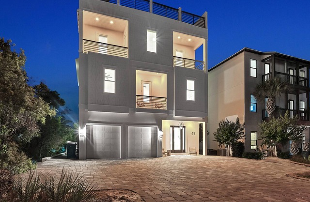 Early Summer Check In! Large Pool and Rooftop Deck with Views! Perfect Getaway! Close to Beach!