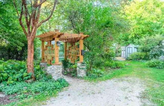 Earthy Hobbit Home w/Privacy & Serenity - Near Wheaton College & Downtown
