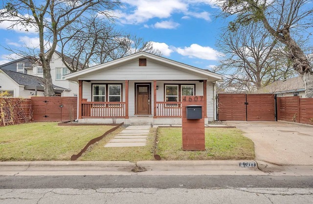 East Austin Getaway | 4BR | BBQ | Cowboy Pool | DT