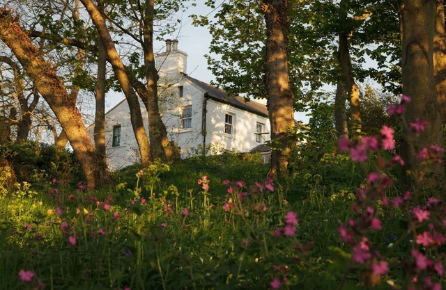 East Ballabane Farmhouse - sleeps 5 guests in 3 bedrooms