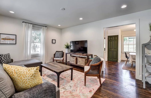 East Lake Cottage (Entire Home, pet friendly!)
