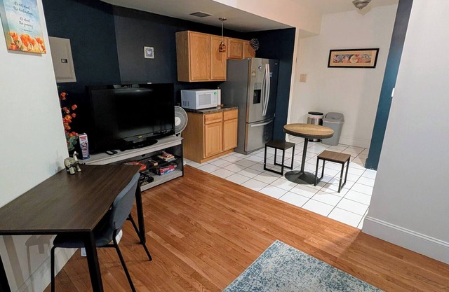 East Side 1BR w/Parking