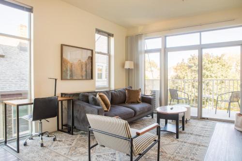 East Side Luxury 1BR Apt - Near Brady and Fiserv with Balcony