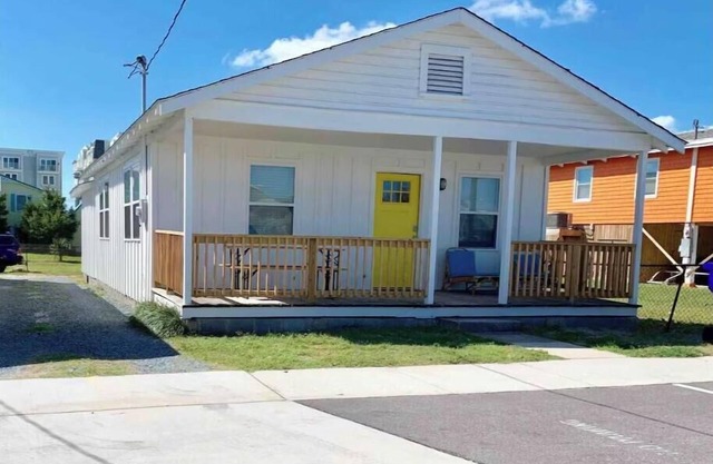 Eastbound Historic Beach Cottage-A block from Beach and Boardwalk-Pet Friendly