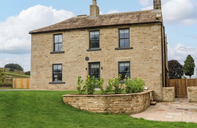 EASTFIELD FARM, family friendly, with hot tub in Mickleton, Teesdale