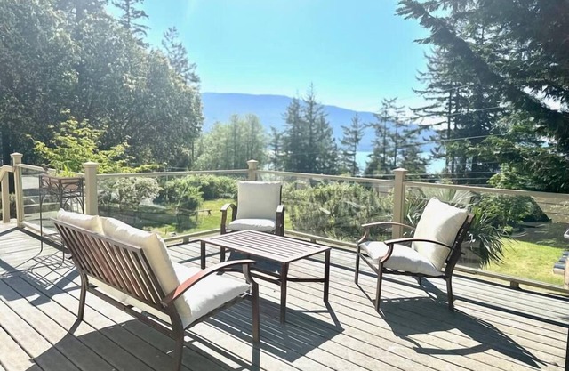 Eastsound Overlook - NEW LISTING/SALISH VIEWS/WALK TO TOWN!