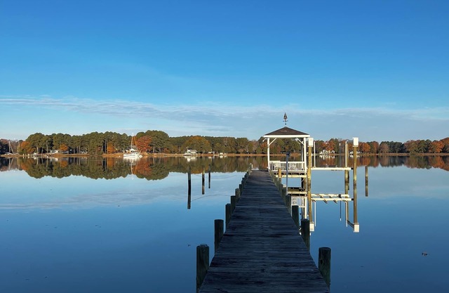 Eastwinds the "Holiday House" Spacious 5-bedroom house on the water in VA
