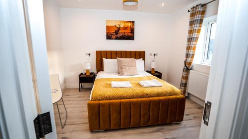 Easy 2 Manage Brand New 4 BRH, 3Bath Home Slough for 8 Guests Free Parking