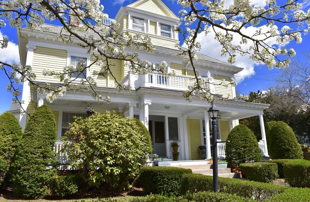 Easy access elegance, minutes from 95, colleges, Gillette and Providence.
