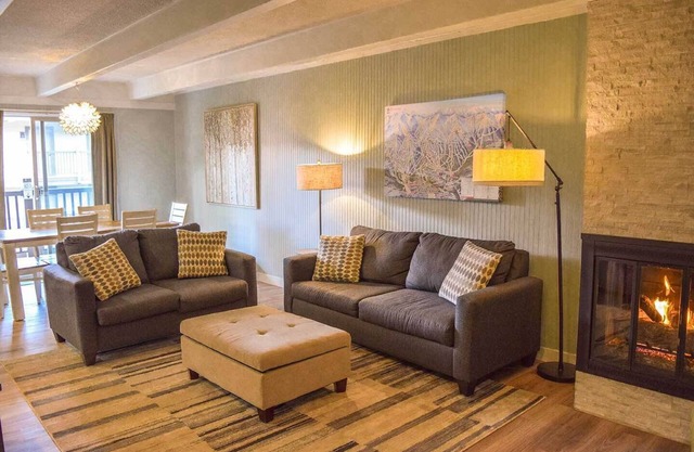 Easy access to slopes & downtown Breck. Pool + hot tub. Family friendly.