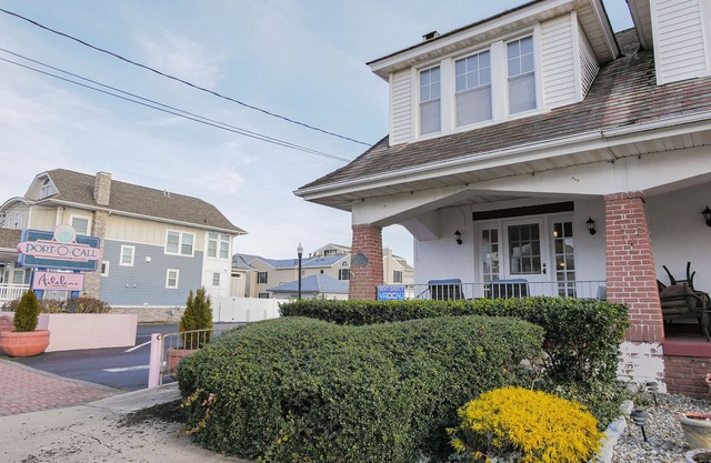 Easy beach access! 3 bedroom, 2.5 Bath, a must see!