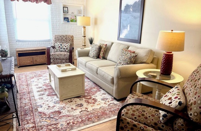 Easy Breezy 2 Bd, 1st Floor, 4 Min to Beach
