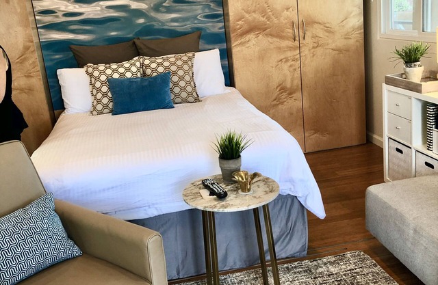 Easy Breezy oceanic oasis, Views, AC, Parking