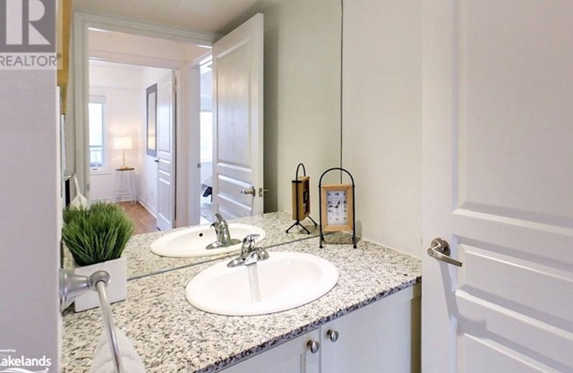 Easy living condo in Collingwood, heated all season salt water pool!