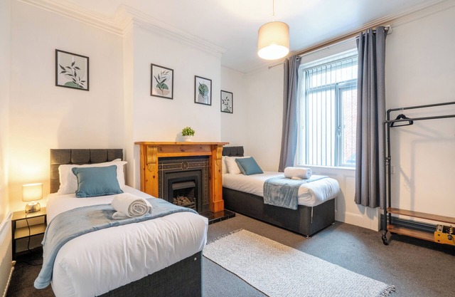 Eat, Stroll, Stay in a Spacious 4-Bed Home in Sheffield