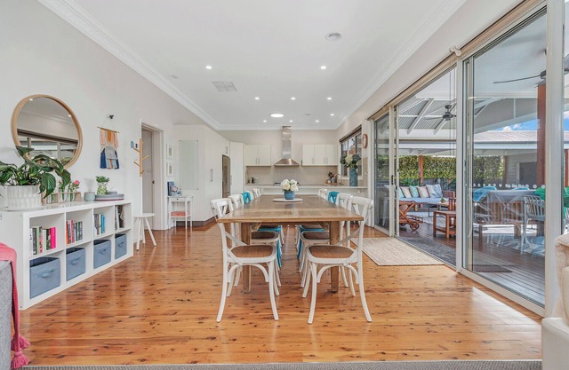Echuca 5-BR Central Escape - Sunny Pool Days - Alfresco Nights - Fireside Warmth