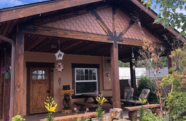 Eclectic Private Guest Quarters Oregon 3D Art w/Spa