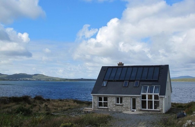 Eco-friendly house beside the sea in the wildness and solitude of Connemara