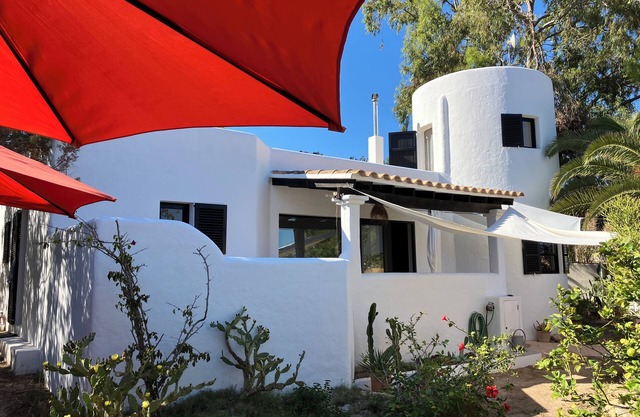 Ecological house 3 min. walk from the sea.