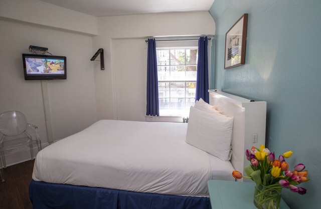 Economy Queen Room with Ensuite Bathroom