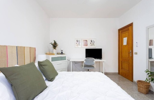 Eden Rentals 104 Surfy Stylish BedandCoffee Balcony