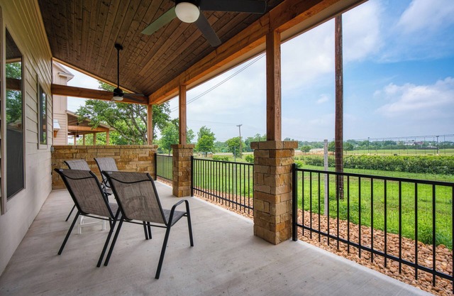 Edge of Main 2- Vineyard Views!