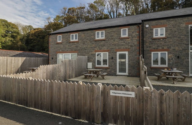 EDGEMERE HIDEAWAY, pet friendly, with a garden in Cartmel