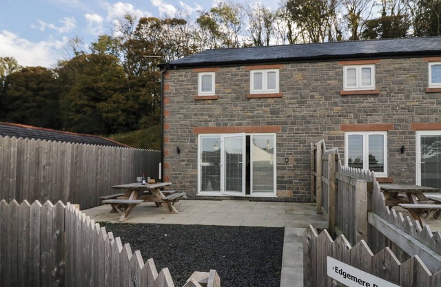 EDGEMERE RETREAT, pet friendly, with a garden in Cartmel